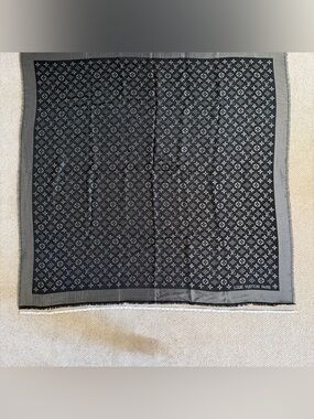 Louis Vuitton black and silver shawl M75123